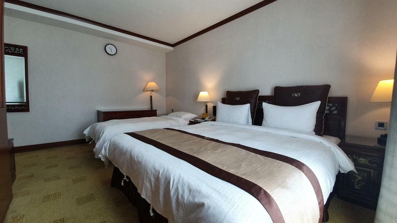 Rich Garden Hotel Taipei Bagian luar foto